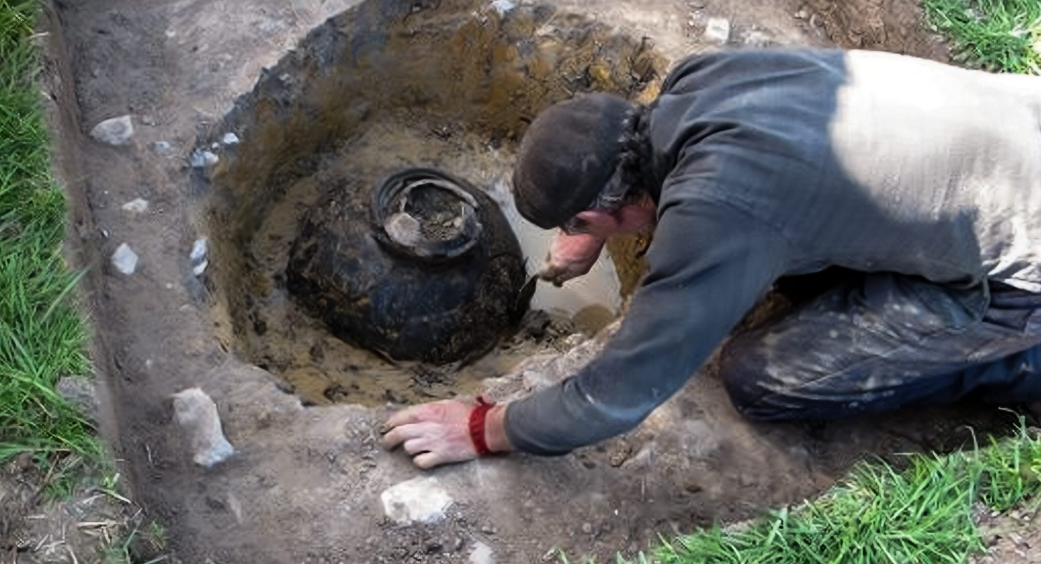 Alan-Graham-excavating-the-Frome-hoard
