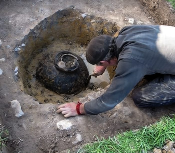 Alan-Graham-excavating-the-Frome-hoard